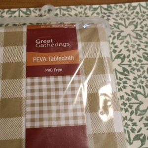 Great Gatherings Gingham Peva tan Tablecloth. Roun